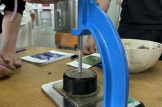 Badanie początku i końca czasu wiązania cementu